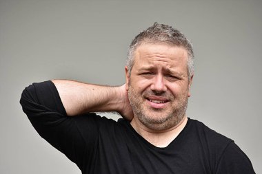 Ağrıyan bir erkek kişi