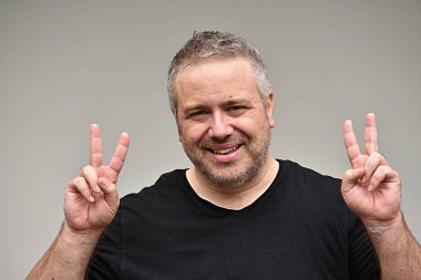 Bir erkek ve barış işareti