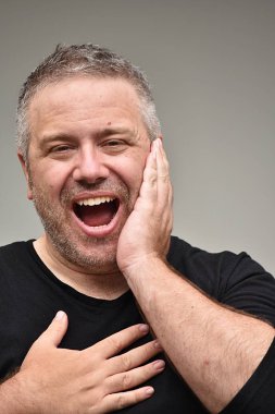 Beyaz bir erkek gülüyor