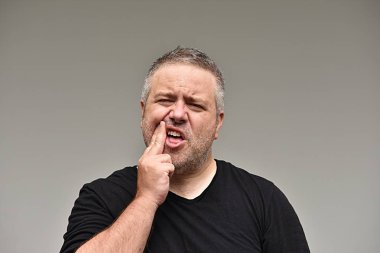 Bir diş ağrısı olmayan erkek