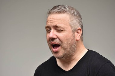 Kırpışan beyaz erkek