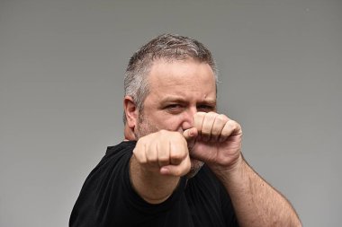 Yetişkin bir erkek kickboks