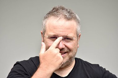 Akıllı beyaz kişi gözlük