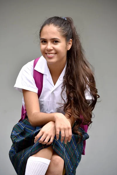 Seduta Colombiana Studentessa Indossa Uniforme — Foto Stock