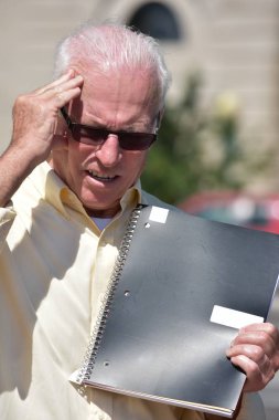 Dizüstü bilgisayarlar ile stres altında erkek öğretmen