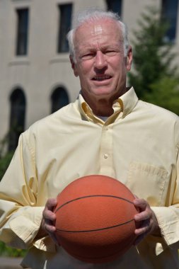 Heyecansız atlet kıdemli antrenör basketbol ile