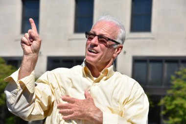 Eski üst düzey dedesi güneş gözlüğü takıyor işaret