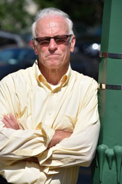 Ciddi eski erkek kıdemli