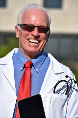 Gülümseyen yakışıklı kıdemli erkek Doktor hastanede