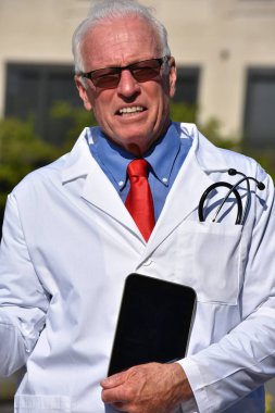 Yakışıklı kıdemli erkek Doktor hastanede gülümseyen