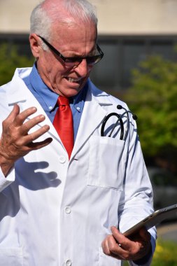 Endişeli erkek Doktor hastanede