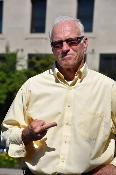 Hombre Mayor Con Gestos Obscenos Con Gafas Sol — Foto de Stock