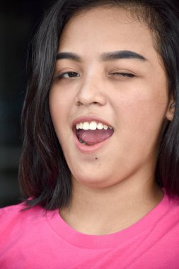 Çekici farklı Bayan göz kırpıyor