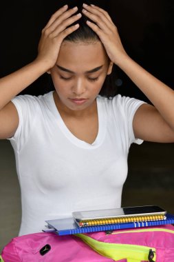 Stres altında şirin azınlık kız öğrenci