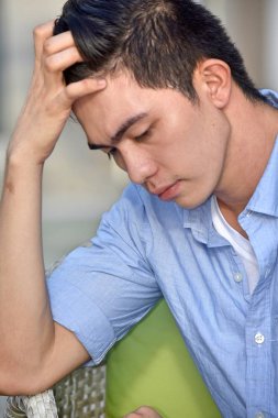 Filipino erkek ve endişe