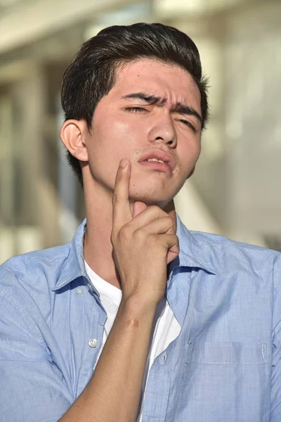 Asiatico Maschio Pensiero — Foto Stock