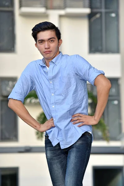Filipino Masculino Posando — Fotografia de Stock