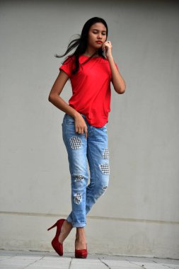 Genç azınlık kadın ayakta poz