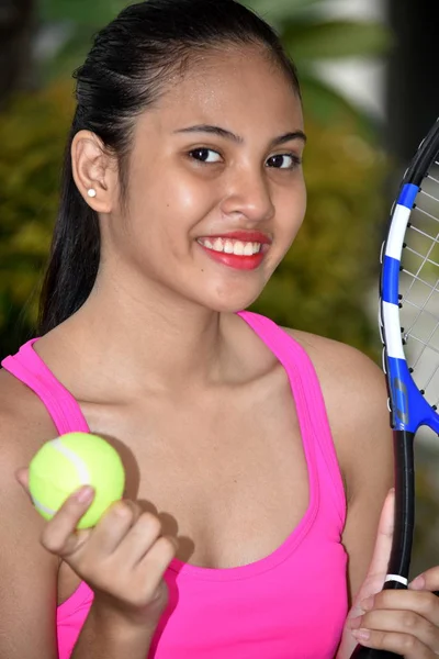 Mooie Aziatische Tennisspeelster Glimlachend Met Tennisracket — Stockfoto