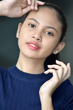 Gülümseyen Güzel Bir Kadın