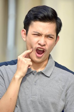 Genç çocuk diş ağrısı ile