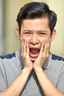 Ürküyor bir erkek genç