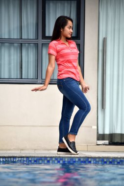 Genç Filipina ayakta dans çocuk