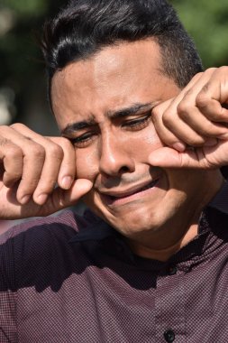 Ağlamaklı bir yakışıklı kişi