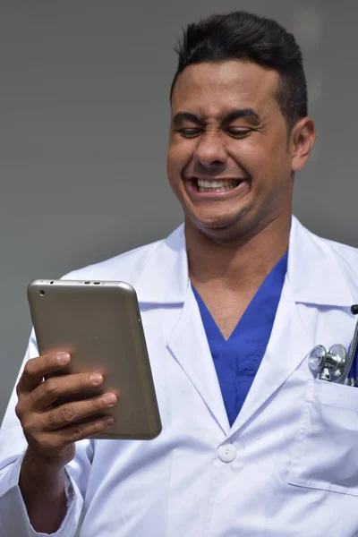 Cirujano Masculino Confusión Que Usa Capa Del Laboratorio Con Tableta — Foto de Stock