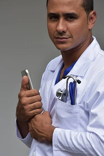 Unemotional Guapo Masculino Médico Usando Lab Coat — Foto de Stock