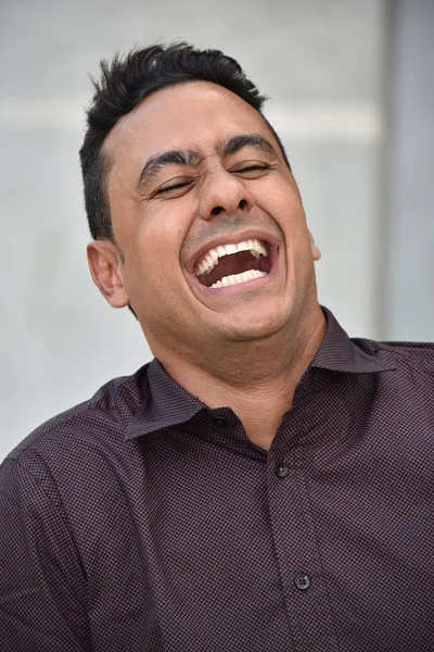 ラテン系男性と笑い — ストック写真