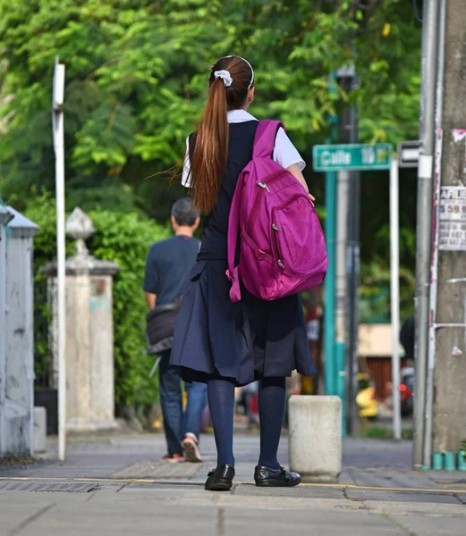 Chica Escuela Secundaria Caminando Por Acera — Foto de Stock