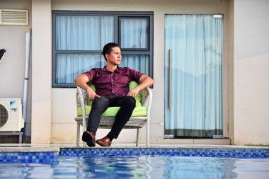 Ciddi yakışıklı kişi evinde