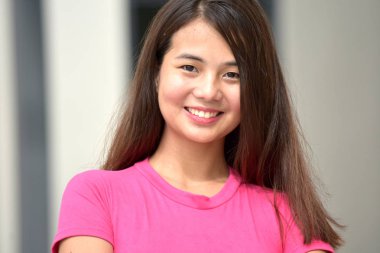 Gülümseyen bir genç kadın