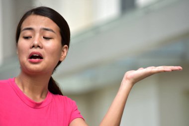 Kararsız genç azınlık kişi