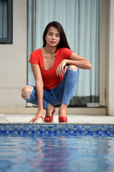 Niedlich Filipina Weiblich Sitzend — Stockfoto