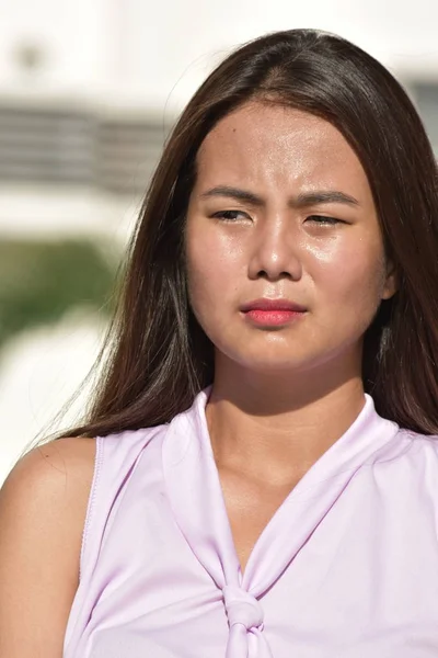 Inemocional Atraente Filipina Feminino — Fotografia de Stock