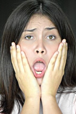 Ürküyor bir kadın kadın