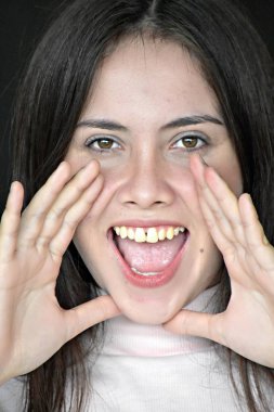 Güzel yetişkin kadın konuşuyor