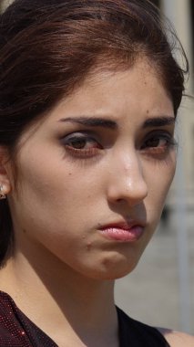 Genç kadın ve üzüntü