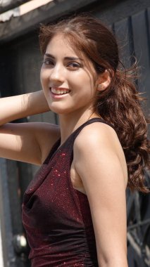 İspanyol kadın ve mutluluk ayakta