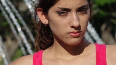 Ciddi genç Latina erkek