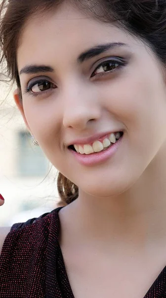 Uśmiecha Się Kobieta Latina Młody — Zdjęcie stockowe