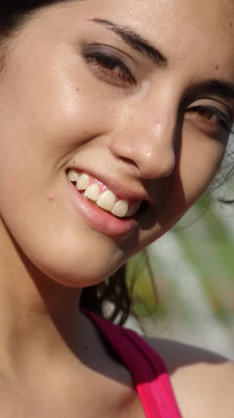 Eine Lächelnde Latina Hündin — Stockfoto