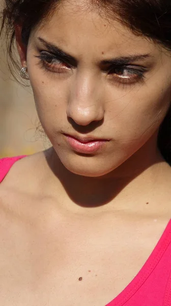 Genç Latina Kadın Karışıklık — Stok fotoğraf