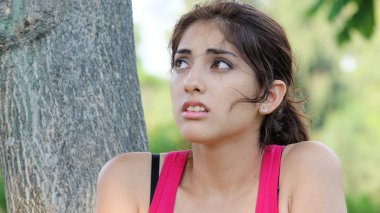 Genç Perulu kadın ve korku