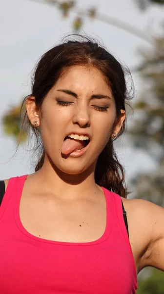 Latina Atraente Adulto Fêmea Fazendo Caras Engraçadas Fotografias De Stock Royalty-Free