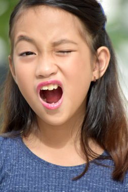 Endişeli bir sevimli Asya kişi