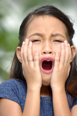 Ürküyor güzel dişi ergen