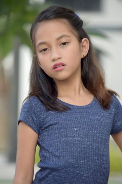 Ciddi bir kadın çocuk